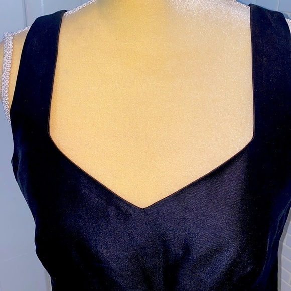 Bloomingdale’s  black Silk lined camisole/ blouse. Zipper closure. NWOT. Size10P - Picture 2 of 7
